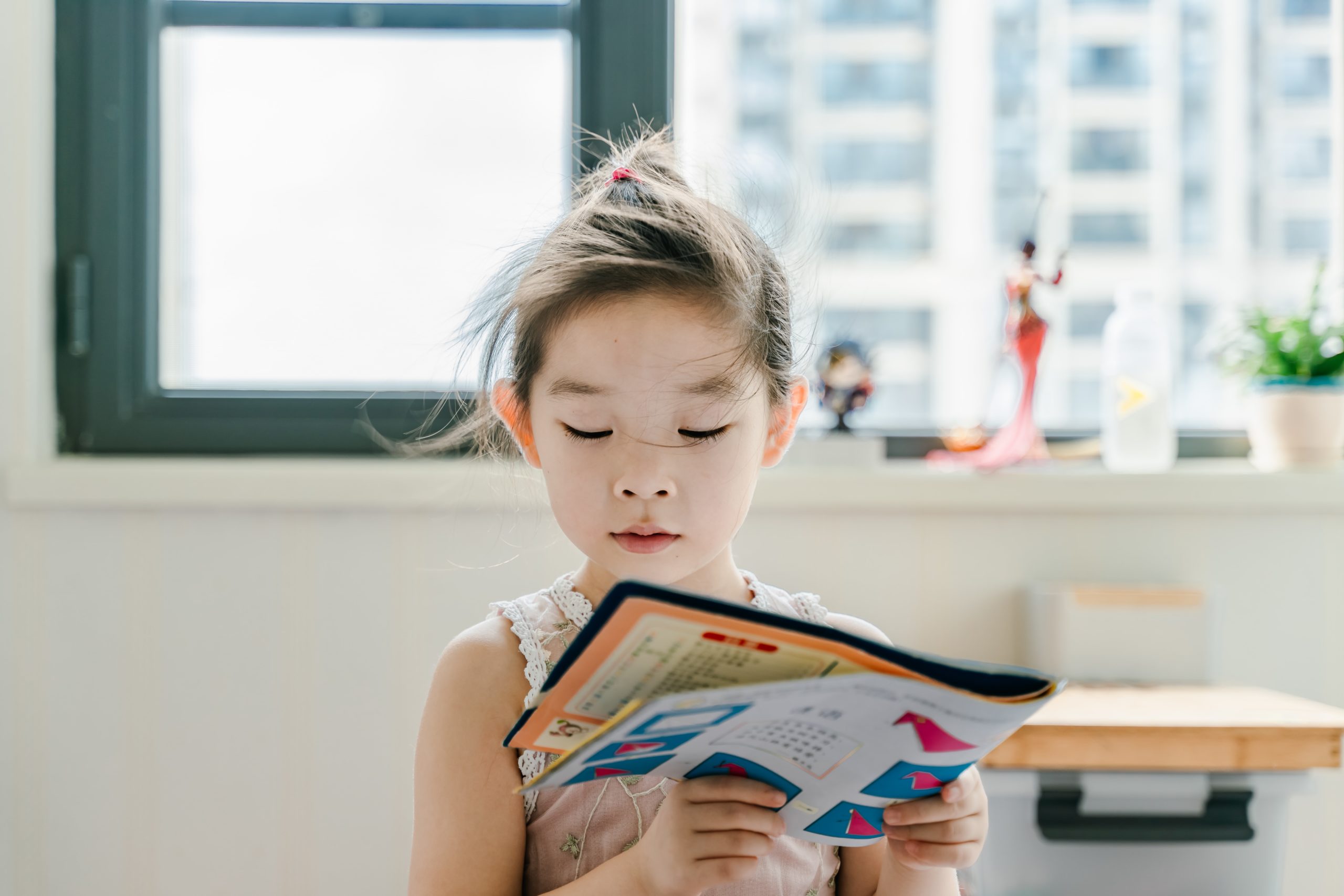 孩子看书时东张西望？如何引导集中注意力