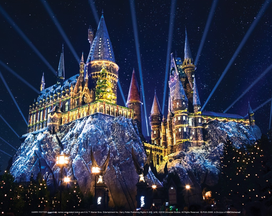好萊塢環球影城 “哈利波特魔法世界聖誕節 “回歸——令人眼花繚亂的炫目的燈光投影奇觀，還有 “霍格沃茨城堡的聖誕魔法”