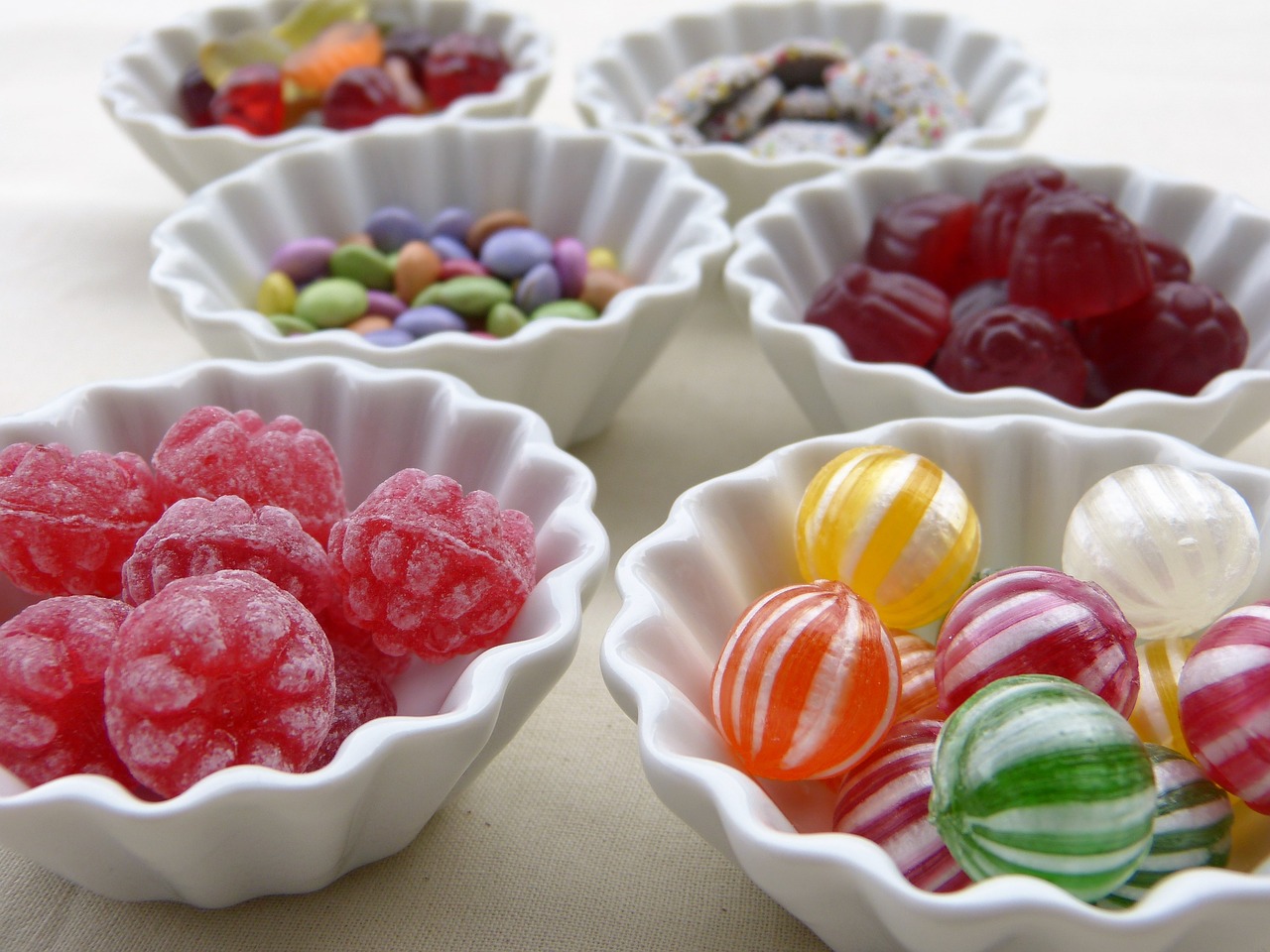 sweets, bowls, gummy bear-2367056.jpg