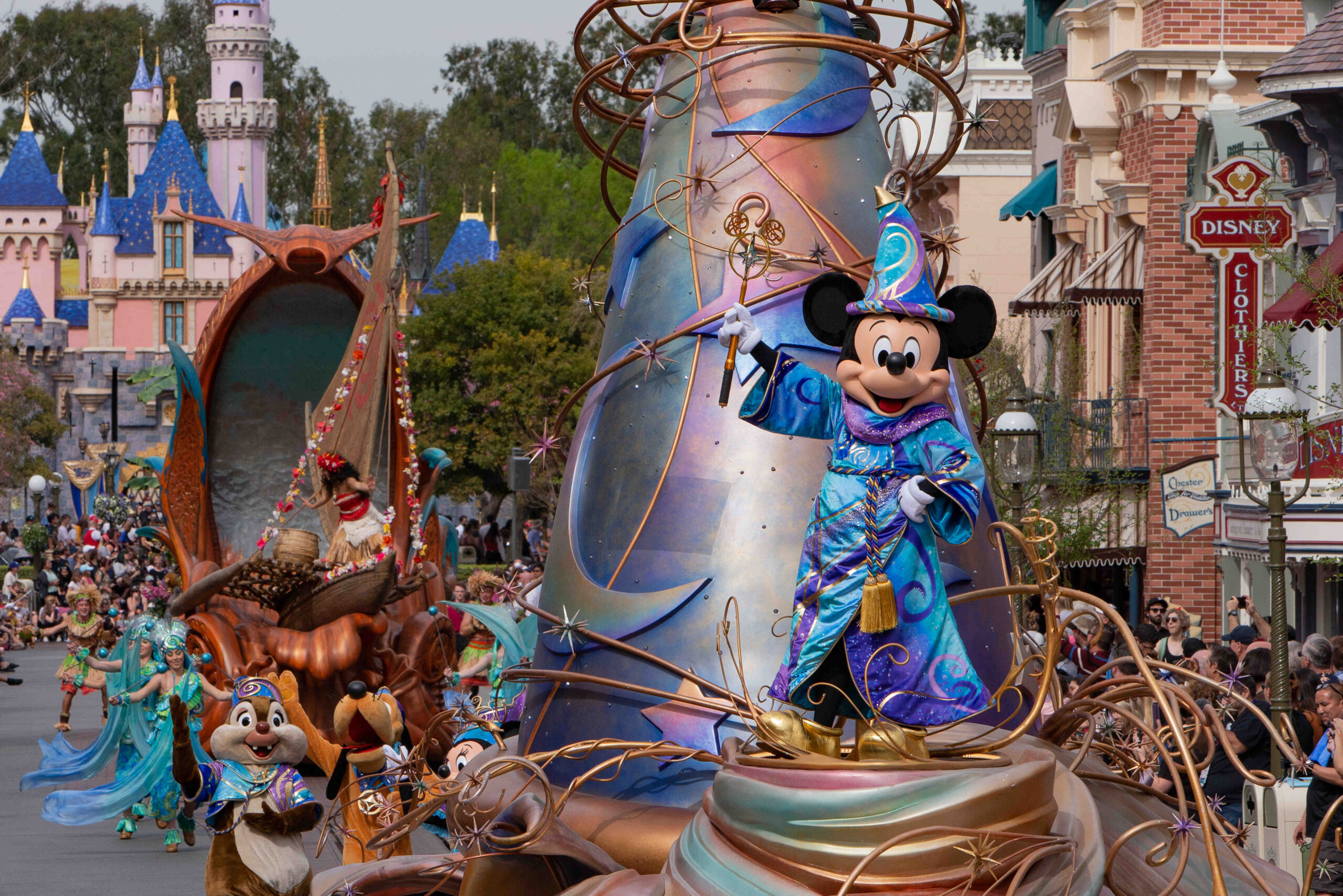 迪士尼樂園度的“Magic Happens”遊行將於 2023 年 2 月 24 日重返迪士尼樂園
