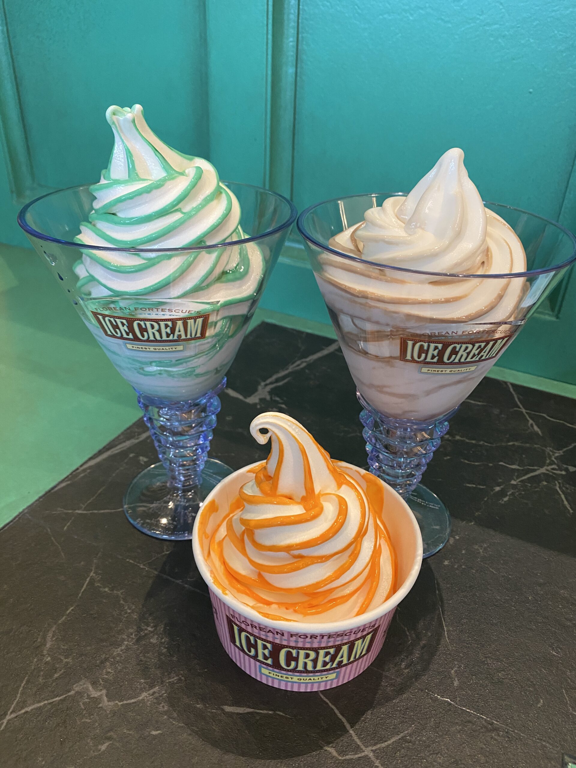 好萊塢環球影城在《哈利波特魔法世界》中開設了Florean Fortescue’s 冰淇淋專櫃提供 10 种特別的春夏软冰淇淋口味